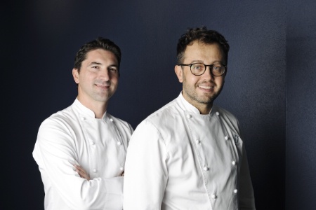 De gauche à droite : les chefs étoilés Fabio Pisani et Alessandro Negrini, à la tête des cuisines de trois restaurants à Milan.