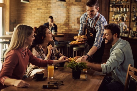 Les établissements vendant des burgers ont enregistré une progression des visites supérieure à 10 % par rapport à 2019. Les établissements vendant des burgers ont enregistré une progression des visites supérieure à 10 % par rapport à 2019.