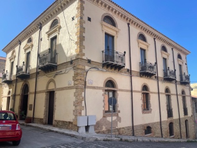 Palazzo Fortunato, à Sant'Agata di Militello (Sicile). L'hôtel 4 étoiles, situé à quelques pas des îles éoliennes et Cefalù, est une résidence du XVIIIe siècle.