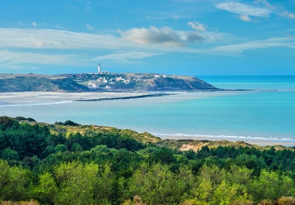 La côte située entre Boulogne-sur-Mer et Calais, dans le Pas-de-Calais.