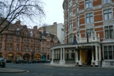 L'Hôtel Connaught est situé en plein Mayfair à deux pas du Claridge's autre prestigieux hôtel membre du groupe Maybourne