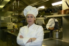Hélène Darroze dans les cuisines de l'hôtel Connaught à Londres