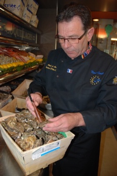 Poids, étiquette de salubrité, date limite de consommation, l’écailler contrôle la marchandise avant chaque service. Poids, étiquette de salubrité, date limite de consommation, l’écailler contrôle la marchandise avant chaque service.