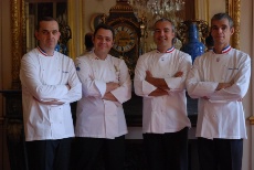 (De gauche à droite) - La brigade du Sénat est composée du chef Gilles Poyac, du pâtissier Fabrice Desvignes, et des cuisiniers MOF Pascal Grièvre et Jérôme Le Minier