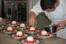 La brigade sert de 30 à 80 couverts par jour, avec pour philosophie de montrer la spécificité de la cuisine française.