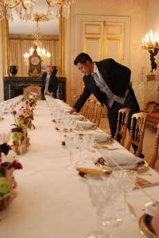 La table des invités est dressée par une équipe de 12 maîtres d’hôtel, avec une minutie hors du commun.