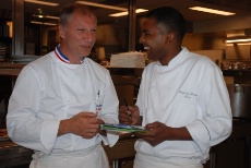 À la recherche des harmonies de goût les plus justes, Wesley Tulwa et Éric Frechon réfléchissent ensemble aux variétés de pains qu’ils peuvent proposer en fonction de la carte du restaurant.