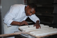 Près de 2 000 pièces de pains et de viennoiseries sont préparées chaque jour au Bristol. Ici, le chef boulanger signe le pain de sa lame.