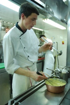 En amont du coup de feu, Lucas Marini prépare une sauce sabayon qui entrera dans la préparation d’un plat la carte.