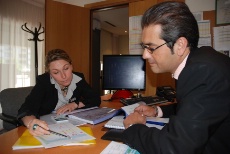 Cœur de métier du yield manager, l’analyse du marché qui lui permettra d’anticiper l’occupation de l’hôtel et de fixer le prix des chambres. Ici, Muriel Pike remet ses recommandations à Richard Lainé, le directeur général du Novotel Gare de Lyon.