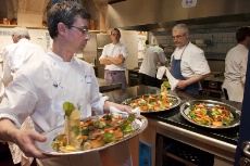La brigade n’a qu’une poignée de minutes pour faire cuire les plats puis les envoyer. Il faut être hyper réactif et savoir gérer le stress. La brigade n’a qu’une poignée de minutes pour faire cuire les plats puis les envoyer. Il faut être hyper réactif et savoir gérer le stress.