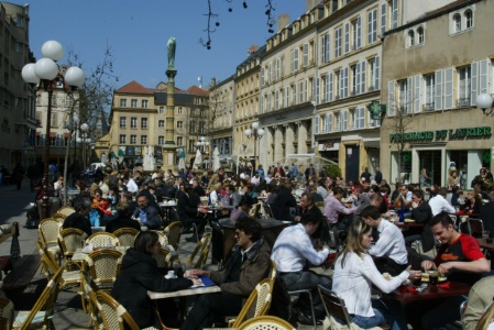 Inauguré en mai 2010, le Centre Pompidou-Metz a attiré plus de 600 000 visiteurs après huit mois seulement d’ouverture. Une bouffée d’oxygène pour les restaurants et les hôtels des environs. Inauguré en mai 2010, le Centre Pompidou-Metz a attiré plus de 600 000 visiteurs après huit mois seulement d’ouverture. Une bouffée d’oxygène pour les restaurants et les hôtels des environs.