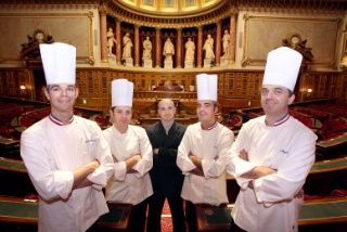 La brigade de la Présidence du Sénat, de gauche à droite : Jérôme Leminier, Fabrice Desvignes, Stephan Rivière, Pascal Grière et Gilles Poyac. La brigade de la Présidence du Sénat, de gauche à droite : Jérôme Leminier, Fabrice Desvignes, Stephan Rivière, Pascal Grière et Gilles Poyac.