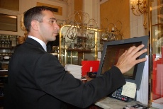 Responsable de sa caisse, Stéphane vérifie régulièrement les additions de son rang. Très professionnel, les erreurs sont extrêmement rares. Responsable de sa caisse, Stéphane vérifie régulièrement les additions de son rang. Très professionnel, les erreurs sont extrêmement rares.