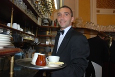 Les qualités essentielles d'un garçon de café : une mémoire d'éléphant, un sens de l'équilibre hors norme et des mollets d'acier. Les qualités essentielles d'un garçon de café : une mémoire d'éléphant, un sens de l'équilibre hors norme et des mollets d'acier.