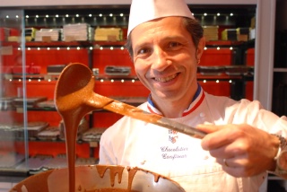 Issu d'une famille de chocolatiers, Edouard Hirsinger est sans doute l'un des meilleurs artisans de France. Issu d'une famille de chocolatiers, Edouard Hirsinger est sans doute l'un des meilleurs artisans de France.