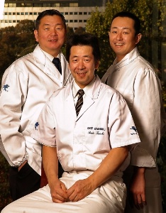 Trois chefs d'élite se partagent le restaurant. Au centre, Taichi Ando pour le Washoku, Masao Karasuyam (à gauche) qui prépare les sushis devant vous au sushi-bar, et (à droite) le chef Kenta Kimura, maître du Teppan Yaki, cuisine sur plaque chauffante Trois chefs d'élite se partagent le restaurant. Au centre, Taichi Ando pour le Washoku, Masao Karasuyam (à gauche) qui prépare les sushis devant vous au sushi-bar, et (à droite) le chef Kenta Kimura, maître du Teppan Yaki, cuisine sur plaque chauffante