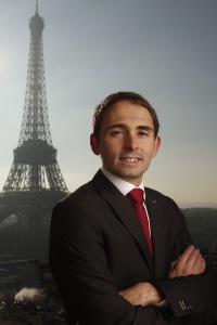 « On recrute pour l'attitude. On forme pour les compétences ». Tel est le leitmotiv de René Blino, DRH du Shangri-La Hotel Paris. « On recrute pour l'attitude. On forme pour les compétences ». Tel est le leitmotiv de René Blino, DRH du Shangri-La Hotel Paris.