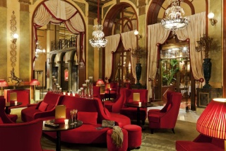 Auréolé de 5 étoiles, le Royal Barrière de Deauville est l'un des fleurons du groupe Lucien Barrière Hôtels & Casinos, qui fête ses 100 ans cette année. Auréolé de 5 étoiles, le Royal Barrière de Deauville est l'un des fleurons du groupe Lucien Barrière Hôtels & Casinos, qui fête ses 100 ans cette année.