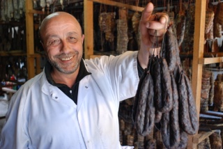 Jean-Félix Giorgi, producteur de charcuterie corse milite pour un Label rouge. C'est dans ce but qu'il a créé l'Arep (Association régionale des éleveurs de porcs), en 2003.