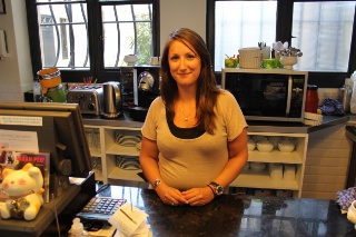 Dans le snack chic Martine's, à Paris, Soizic Allain est aussi efficace au service qu'en cuisine ou pour gérer certaines tâches administratives.