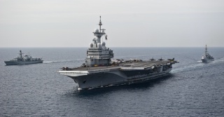 Le porte-avions Charles de Gaulle peut rester plusieurs mois en mer avec 2 000 marins à son bord. Le porte-avions Charles de Gaulle peut rester plusieurs mois en mer avec 2 000 marins à son bord.