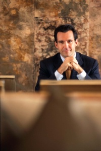 Christopher Norton a dirigé le George V, à Paris, de 2007 à 2012. Il vient d'être nommé président Europe, Moyen-Orient, Afrique du groupe Four Seasons Hotels and Resorts. Christopher Norton a dirigé le George V, à Paris, de 2007 à 2012. Il vient d'être nommé président Europe, Moyen-Orient, Afrique du groupe Four Seasons Hotels and Resorts.