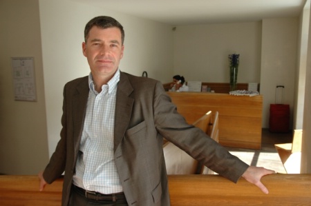Gilles Cibert est passé de l'industrie pharmaceutique à l'hôtellerie : 'Je ne regrette rien.' Gilles Cibert est passé de l'industrie pharmaceutique à l'hôtellerie : 'Je ne regrette rien.'
