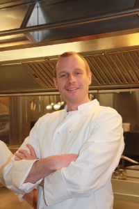 Le maître principal Nicolas Decroix, chef du secteur production du porte-avions Charles de Gaulle : 'Il faut être capable de tout faire pour assurer l'alimentation 24 heures sur 24.' Le maître principal Nicolas Decroix, chef du secteur production du porte-avions Charles de Gaulle : 'Il faut être capable de tout faire pour assurer l'alimentation 24 heures sur 24.'