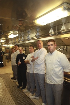 Le lieutenant de vaisseau Philippe Trouche, chef du service restauration, le maître principal Nicolas Decroix, chef du secteur production, entourés de quelques-uns des 70 marins dédiés aux cuisines. Le lieutenant de vaisseau Philippe Trouche, chef du service restauration, le maître principal Nicolas Decroix, chef du secteur production, entourés de quelques-uns des 70 marins dédiés aux cuisines.