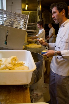 William Beaudouin, boulanger-pâtissier à Moulins (03), vend quelque 350 000 baguettes par an et fait travailler onze personnes. William Beaudouin, boulanger-pâtissier à Moulins (03), vend quelque 350 000 baguettes par an et fait travailler onze personnes.