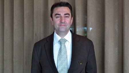 Franck Nicolas, directeur du restaurant les Trois Dômes à Lyon : 'Un service est un moment privilégié.' Franck Nicolas, directeur du restaurant les Trois Dômes à Lyon : 'Un service est un moment privilégié.'