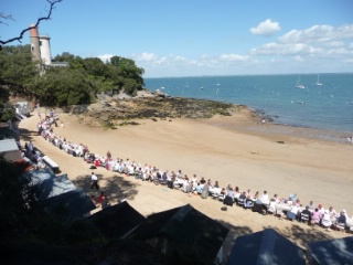 En 2010, Le Voyage à Nantes a été à l'origine d'un 'déjeuner au vert' sur l'île de Noirmoutier (85). Chefs et producteurs locaux étaient mobilisés pour combler les quelque 200 convives. En 2010, Le Voyage à Nantes a été à l'origine d'un 'déjeuner au vert' sur l'île de Noirmoutier (85). Chefs et producteurs locaux étaient mobilisés pour combler les quelque 200 convives.