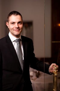Cédric Kuster : 'Je suis très exigeant. La plus grande qualité en salle pour moi, c'est la rigueur.' Cédric Kuster : 'Je suis très exigeant. La plus grande qualité en salle pour moi, c'est la rigueur.'