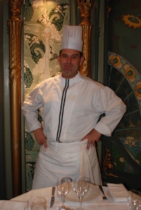 Gérard Delaunay est chef de partie à La Fermette Marbeuf. Gérard Delaunay est chef de partie à La Fermette Marbeuf.