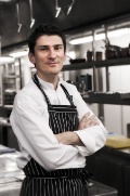 Arnaud Bignon, ancien d'Eric Frechon, s'acclimate à Londres après une belle réussite à Athènes. Arnaud Bignon, ancien d'Eric Frechon, s'acclimate à Londres après une belle réussite à Athènes.