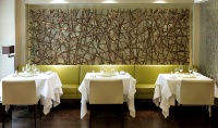 The Greenhouse, dans un des quartiers les plus prisés de Londres. Son propriétaire veut qu'il devienne une référence en matière de gastronomie. C'est au Français Arnaud Bignon, déjà 2 étoiles au Spondi, de relever le défi. The Greenhouse, dans un des quartiers les plus prisés de Londres. Son propriétaire veut qu'il devienne une référence en matière de gastronomie. C'est au Français Arnaud Bignon, déjà 2 étoiles au Spondi, de relever le défi.