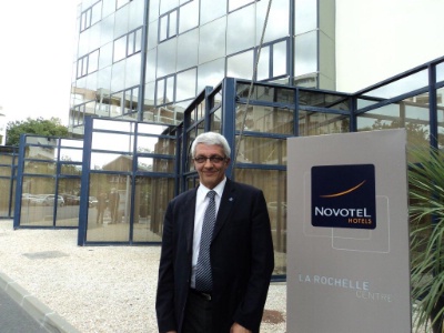 Karim Laouamen encourage et accompagne ses collaborateurs dans leurs parcours professionnels. Karim Laouamen encourage et accompagne ses collaborateurs dans leurs parcours professionnels.