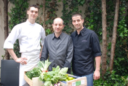 Unie et créative, l'équipe de MaSa est composée du chef Hervé Rodriguez (au centre), du commis Félix Clerc (à gauche) et du sous-chef, Anthony Detemermman (à droite).