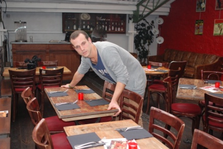 À 27 ans, Morgan Brudieux est responsable de salle au restaurant La Halle aux oliviers de La Bellevilloise. Il doit notamment organiser au mieux l'espace, en fonction des réservations du jour.