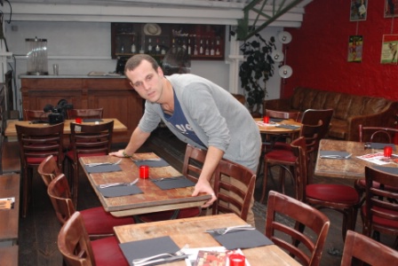 À 27 ans, Morgan Brudieux est responsable de salle au restaurant La Halle aux oliviers de La Bellevilloise. Il doit notamment organiser au mieux l'espace, en fonction des réservations du jour. À 27 ans, Morgan Brudieux est responsable de salle au restaurant La Halle aux oliviers de La Bellevilloise. Il doit notamment organiser au mieux l'espace, en fonction des réservations du jour.