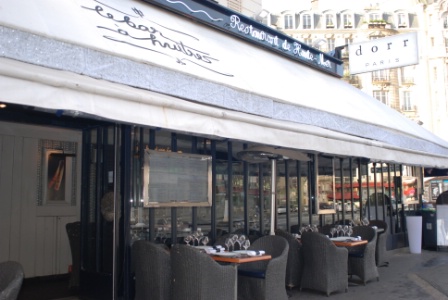 Spécialisé dans les fruits de mer, le Bar à huîtres Montparnasse sert jusqu'à 200 couverts en soirée.