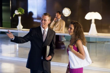 Dans certains hôtels Pullman, les traditionnels comptoirs de réception ont disparu pour un accueil plus individualisé.