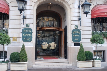 L'hôtel Raphael (83 chambres) est situé dans le XVIe arrondissement de Paris.