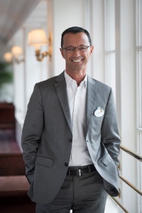Daniel Dreux, vice-président des ressources humaines Disneyland Paris : 'Il faut avoir la volonté de travailler dans un monde en interaction avec les visiteurs, c'est une façon de contribuer à la magie Disney par son professionnalisme'. Daniel Dreux, vice-président des ressources humaines Disneyland Paris : 'Il faut avoir la volonté de travailler dans un monde en interaction avec les visiteurs, c'est une façon de contribuer à la magie Disney par son professionnalisme'.