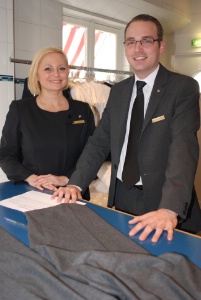 Outre l'entretien du linge des clients de l'hôtel, la lingère se charge aussi de la gestion des stocks des costumes du personnel. Lucyna Pierzchala fait régulièrement le point avec Fabien Mouge, Responsable qualité de la lingerie.