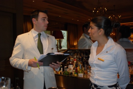 Maxime Hoerth, chef barman du Bristol, en plein briefing.