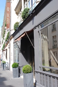 Niché au coeur de Saint-Germain-des-Prés, le bar du Bel-Ami accueille une clientèle faite d'habitués, de touristes étrangers et d'hommes d'affaires Niché au coeur de Saint-Germain-des-Prés, le bar du Bel-Ami accueille une clientèle faite d'habitués, de touristes étrangers et d'hommes d'affaires