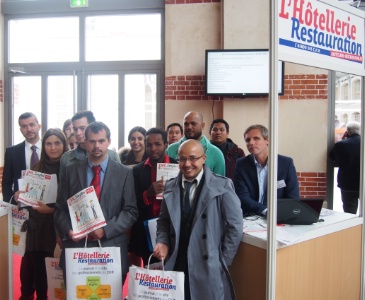 Les candidats sont venus sur le stand L'Hôtellerie Restauration, hier, au CentQautre, en présence du pdg Bertrand Milinaire (à dte). Les candidats sont venus sur le stand L'Hôtellerie Restauration, hier, au CentQautre, en présence du pdg Bertrand Milinaire (à dte).