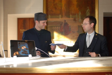 Jérémy Capmas est groom au Meurice depuis près de deux ans. Ici, avec le chef concierge, auprès de qui il travaille en étroite collaboration.